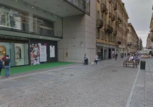Marocchino ruba 21mila euro di vestiti e si addormenta tra gli scaffali