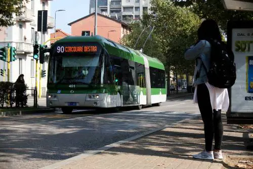 Ragazzina di 12 anni palpeggiata da straniero su bus
