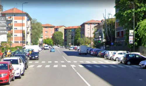 Investe una 13enne, poi la carica in auto e l'abbandona vicino casa