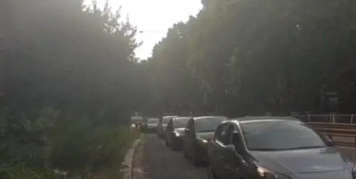 Fermi in coda, insultano vigili su Facebook: finiscono denunciati