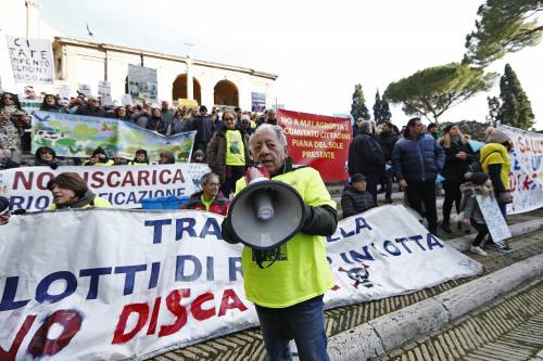 I vip scendono in piazza per Valle Galeria: protesta in Campidoglio