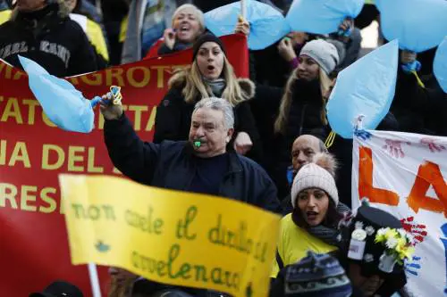 In piazza contro la discarica a Valle Galeria: protesta in Campidoglio