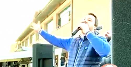 Bestemmie, gestacci e insulti: ecco l'odio rosso contro Salvini al comizio della Lega