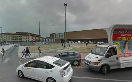 Colpi di moschettone e fratture, violenta rissa tra stranieri: paura in stazione a Firenze