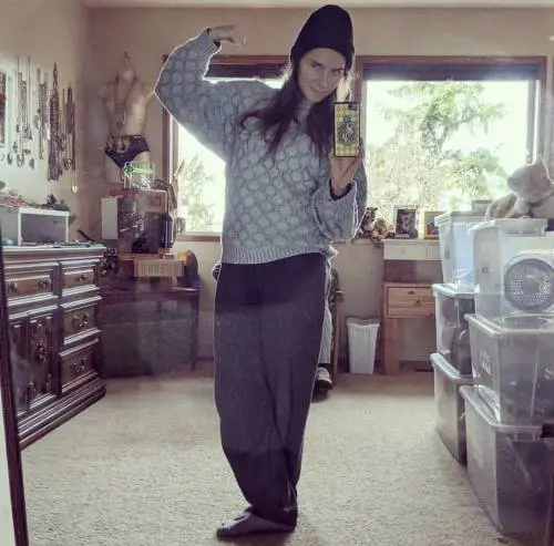 Amanda Knox posa con gli abiti usati in carcere, è polemica 