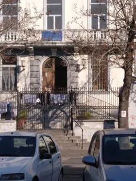 Stende il bucato sulla facciata del municipio: sanzionata anziana custode