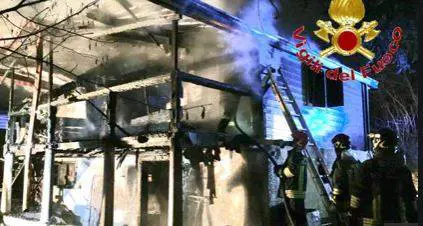 Ubriaco incendia lo chalet della ex moglie