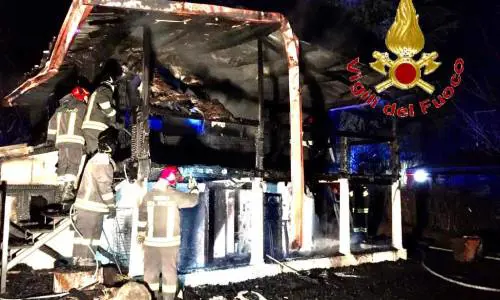 Ubriaco dà fuoco allo chalet della ex moglie