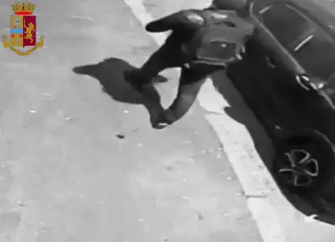 Algerino aggredì due persone, mandandone uno in fin di vita: tradito da zaino e scarpe catarifrangenti
