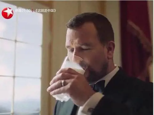 Il nipote di Elisabetta nello spot per la tv cinese 