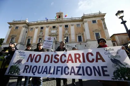 Resa dei conti nel M5S, ma la Raggi vuole la discarica a Monte Carnevale