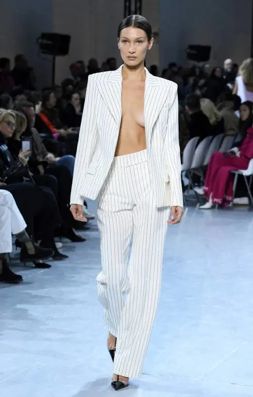 Bella Hadid sexy in passerella, foto