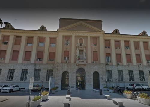 Livorno, magrebino in crisi d'astinenza aggredisce sanitari e agenti