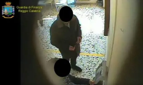 Timbravano, ma non lavoravano: nei guai 38 furbetti del cartellino