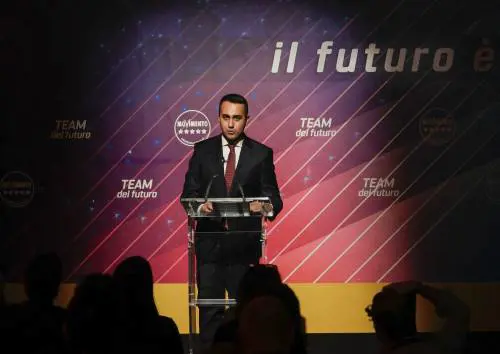 Di Maio lascia, ma attacca: "I peggiori nemici all'interno"
