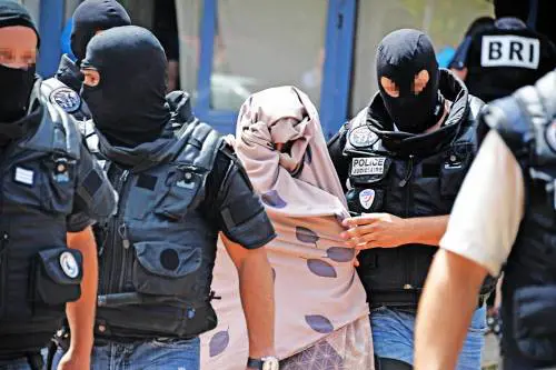 Francia in mano agli islamisti: un rapporto terrorizza Macron