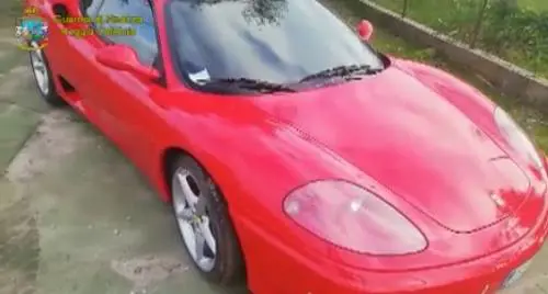 Il reddito di cittadinanza a chi ha la villa e la Ferrari: blitz anti-furbetti