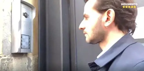 La buffonata del grillino che va a citofonare alla sede della Lega: "Sono qui i 49 milioni?"