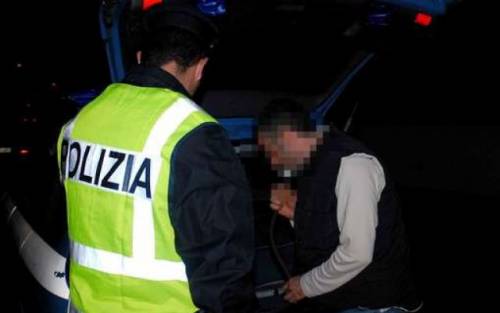 Firenze, guidatore ubriaco confessa agli agenti di aver bevuto più di un litro di vino: denunciato