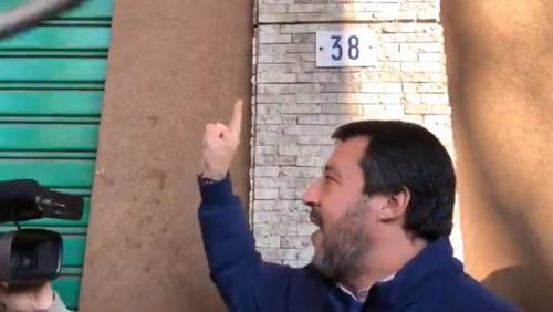 Modena, altro "blitz" di Salvini: "Spaccio? Chiudete il negozio"