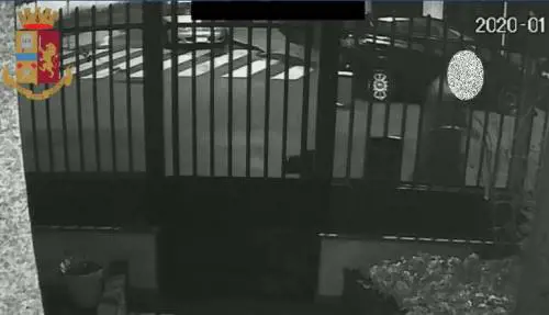 Tirava pugni in faccia ai passanti senza motivo, arrestato aggressore seriale