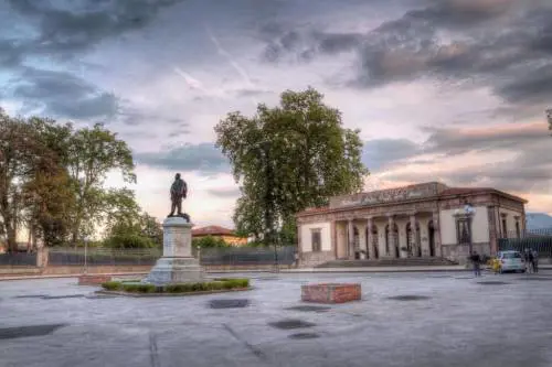 Uno storico caffè di Lucca parlerà cinese: rivolta in città