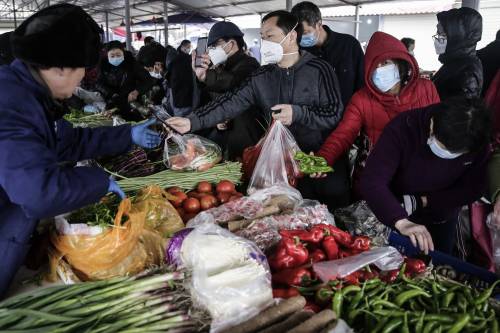 Viveva nascosta nel mercato: scoperta una famiglia a Wuhan