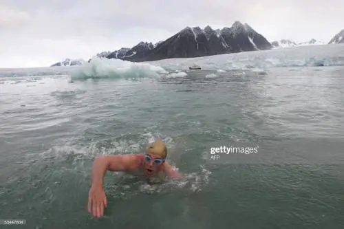 Lewis Pugh, il primo uomo capace di nuotare sotto la calotta antartica