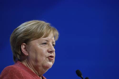 Merkel si vanta di aver spolpato i greci: "Io cattiva? Grazie all'austerity ora mi ringraziano”