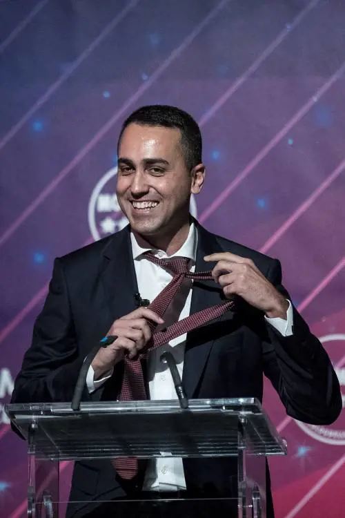 La cravatta di Di Maio finisce tra i cimeli del Movimento