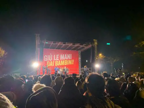 La sfida di Salvini a Bibbiano: ​sul palco il dolore delle mamme