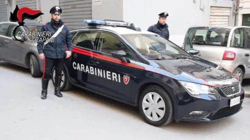 Calci e pugni per rubargli il cellulare: arrestati due ghanesi
