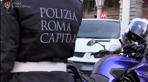 La lama alla gola, poi lo spray. Paura per una vigilessa 