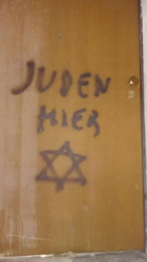 Scritta choc a casa del figlio di una deportata: "Qui ci sono ebrei"