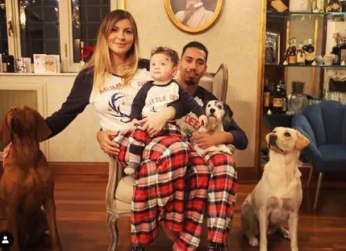 Smalling e la moglie salutano la piccola cagnolina morta: "Eri parte della famiglia"