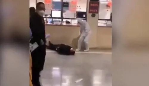 I filmati choc sul "virus cinese": "La gente cade a terra". Realtà o fake?