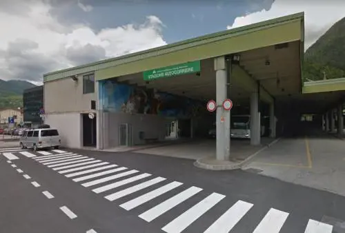 Tolmezzo, violenza a bordo di un bus: autista pestato da 2 giovani