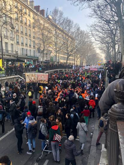 Parigi nel caos. 350 mila manifestanti assediano la capitale