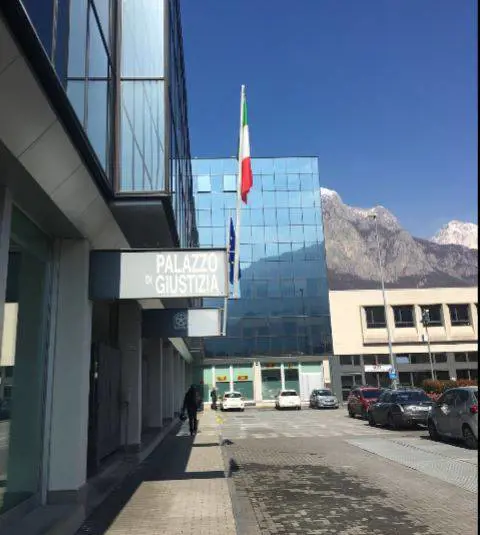 Bimba contesa da due padri: dovrà cambiare cognome