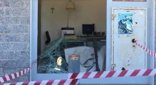Distruggono filiale della banca per rubare soldi da un bancomat: l’allarme mette in fuga i ladri