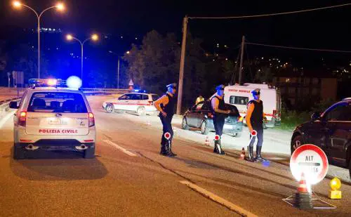 Non si ferma all’alt dei poliziotti e tenta di investirli: arrestato 31enne