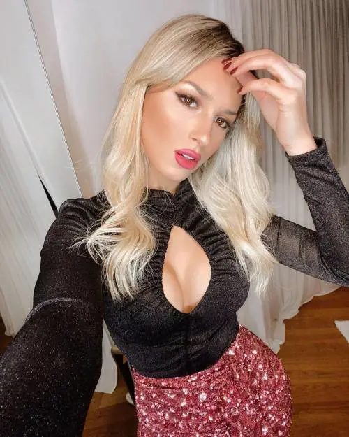 Lady Martinez manda in delirio i suoi fan