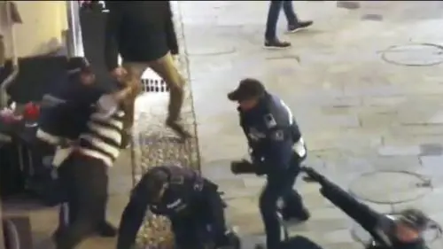 Africano reagisce al controllo: 4 agenti non riescono a fermarlo
