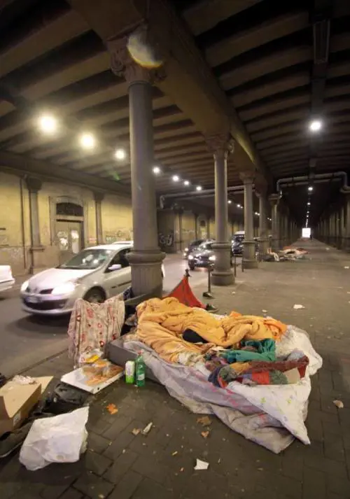 Il tunnel diventa un dormitorio: "Qui i migranti portano degrado"