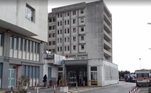 Salerno, detenuto gambiano attacca agenti e tenta fuga in ospedale