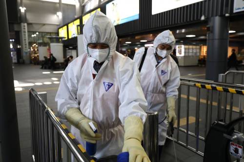 Cina, gli "angeli bianchi" che combattono il coronavirus
