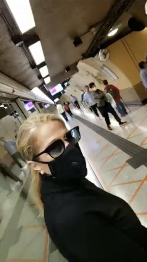 Coronavirus, Heather Parisi a Hong Kong con la mascherina: "Pronti a tutto"