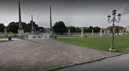 Padova, palpeggia ragazzine a Prato della Valle: ricercato straniero