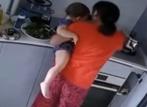 L'orrore della domestica: ustiona bimba con acqua calda 