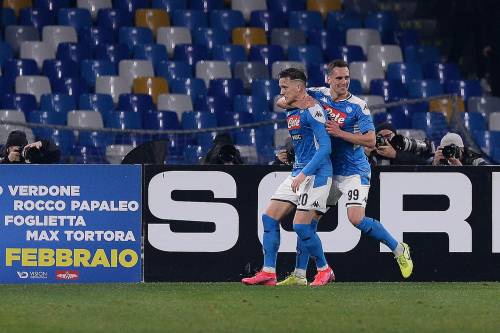 Il Napoli tiene vivo il campionato: Juventus battuta 2-1